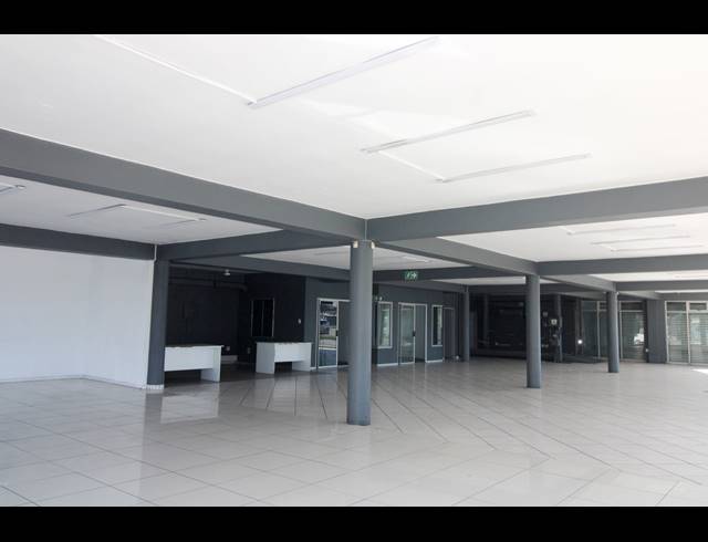 824M² SHOWROOM FOR SALE IN GLENLILLY